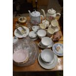 MIXED LOT OF TEAWARES TO INCLUDE WOODS FLORAL DECORATED PLUS VARIOUS GLASS WARES AND OTHER ITEMS