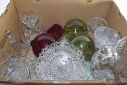 BOX CONTAINING GLASS WARES TO INCLUDE CUT GLASS JUG, FISHING FLOATS ETC