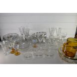 MIXED LOT OF GLASS WARES TO INCLUDE DRINKING GLASSES, BOWLS, BRITVIC JUG AND OTHER ITEMS