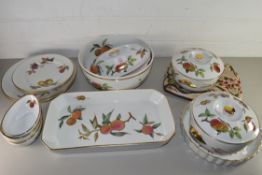 COLLECTION OF ROYAL WORCESTER EVESHAM PATTERN TABLE WARES