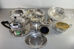 MIXED LOT OF SILVER PLATED WARES TO INCLUDE TEA SERVICE, HORS D'OEUVRES DISH, TRAYS ETC