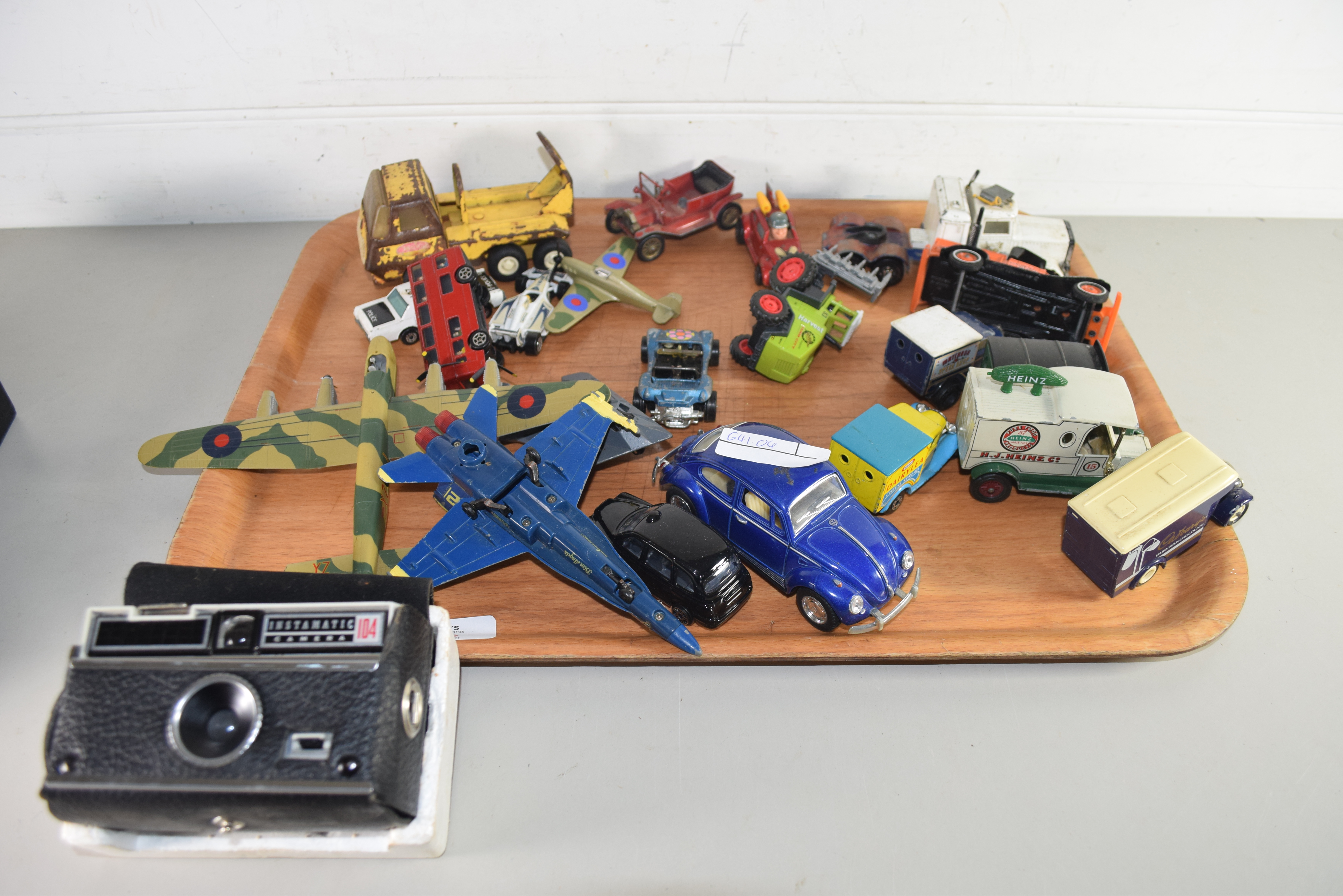 TRAY OF VARIOUS TOY VEHICLES TO INCLUDE MATCHBOX, TONKA, LESNEY AND OTHERS