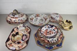 MIXED LOT OF CERAMICS TO INCLUDE CROWN DERBY GILT DECORATED PLATES, VARIOUS IRONSTONE DINNER