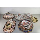 MIXED LOT OF CERAMICS TO INCLUDE CROWN DERBY GILT DECORATED PLATES, VARIOUS IRONSTONE DINNER