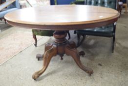 VICTORIAN MAHOGANY OVAL TOPPED LOO TABLE RAISED ON A TURNED COLUMN AND QUATRE BASE, 130CM WIDE