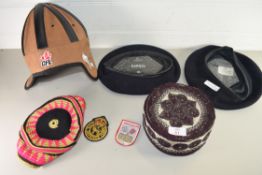 MIXED LOT COMPRISING TWO BERETS, TWO SMALL FEZ TYPE HATS AND A CFL HAT
