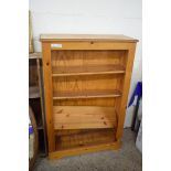 MODERN PINE THREE SHELF BOOKCASE, 82CM WIDE