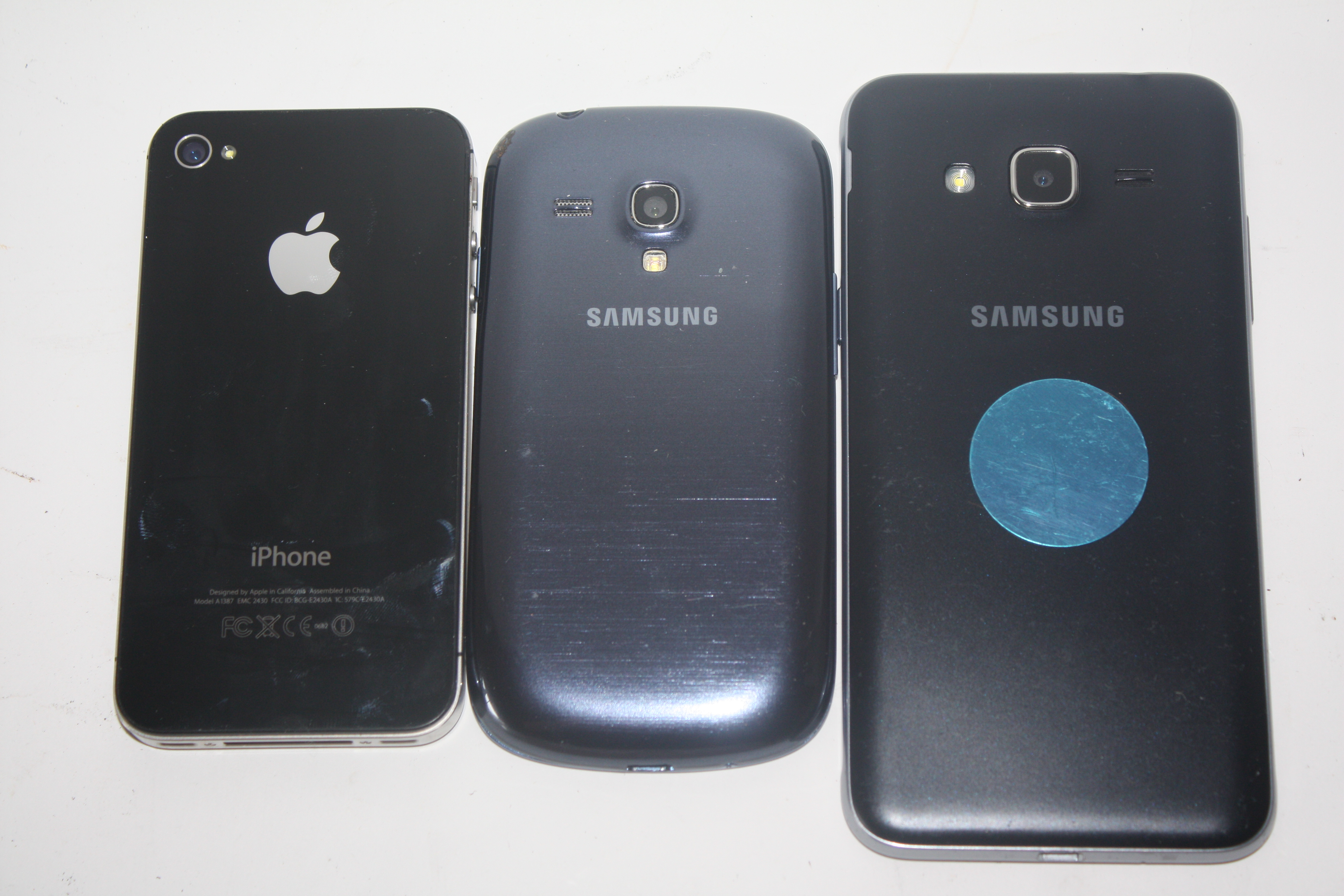 I-phone and a pair of Samsung phones - Image 2 of 2