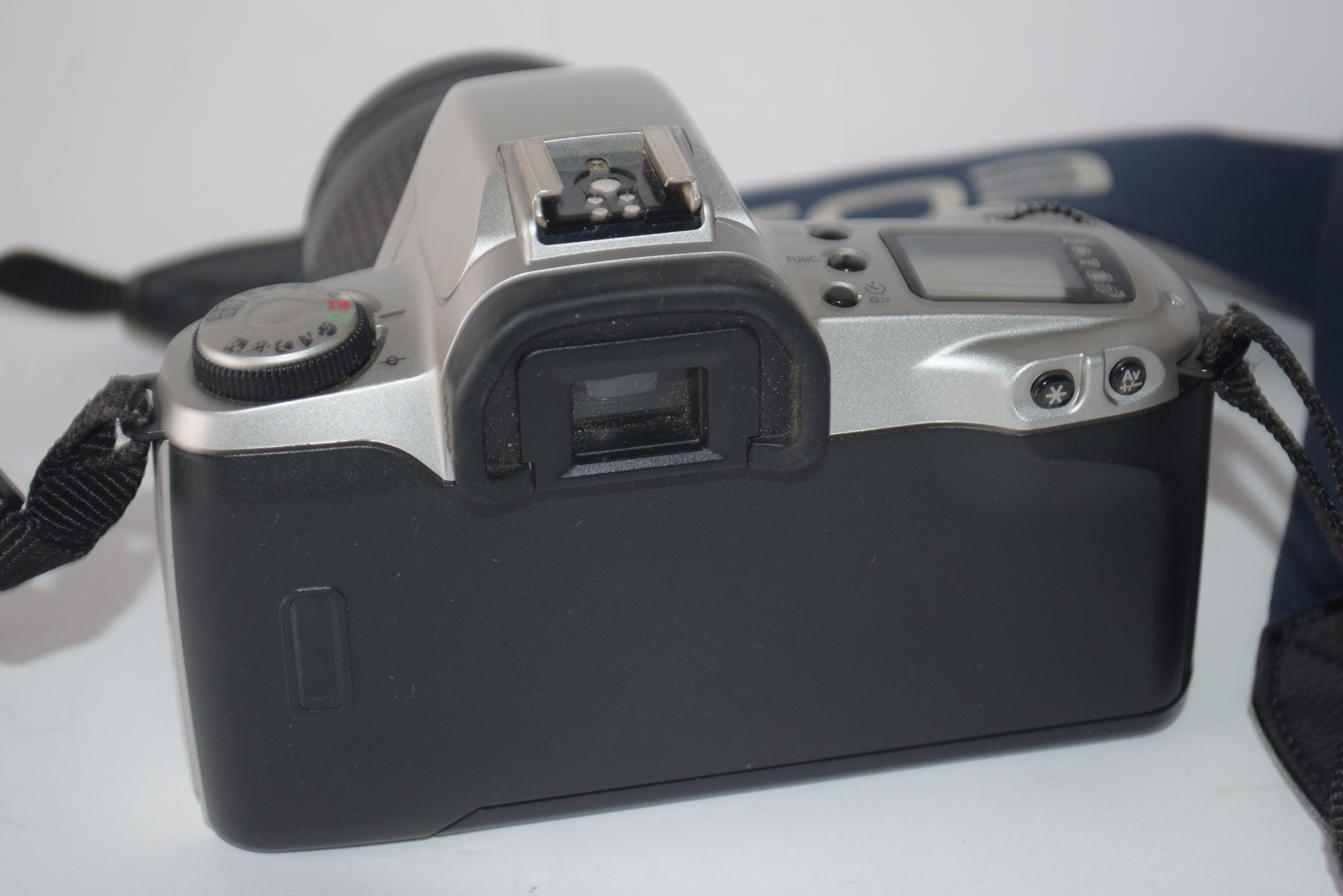 Canon EOS 500N film camera with manual and case together with Canon zoom lens EF28-80mm - Image 2 of 3