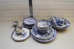 MIXED LOT OF VARIOUS BLUE AND WHITE TABLE WARES TO INCLUDE WOODS