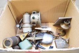 MIXED LOT OF VARIOUS ITEMS TO INCLUDE HIP FLASK, VINTAGE CARBIDE LANTERN, COIN SCALES, SMALL OIL