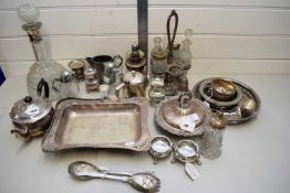 MIXED LOT OF SILVER PLATED WARES TO INCLUDE TEA WARES, CRUET ITEMS, THREE FOOTED SALTS, MUFFIN DISH,