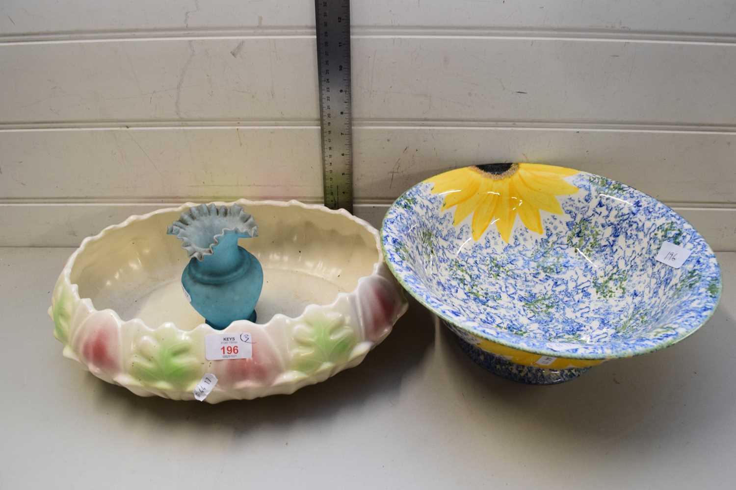 MODERN POOLE POTTERY BOWL WITH SUNFLOWER DECORATION TOGETHER WITH A FURTHER OVAL BOWL AND A BLUE