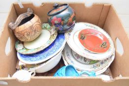 BOX OF VARIOUS DECORATED PLATES TO INCLUDE A SMALL VICTORIAN MAJOLICA FINISH PLATE, SPODE FLORAL