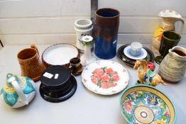 MIXED LOT OF CERAMICS TO INCLUDE A PORTMEIRION BOTANIC GARDEN VASE, VARIOUS DECORATED VASES,