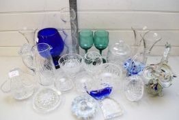MIXED LOT OF CLEAR GLASS WARES TO INCLUDE DRINKING GLASSES, BOWLS, LARGE BLUE GLASS VASE AND A