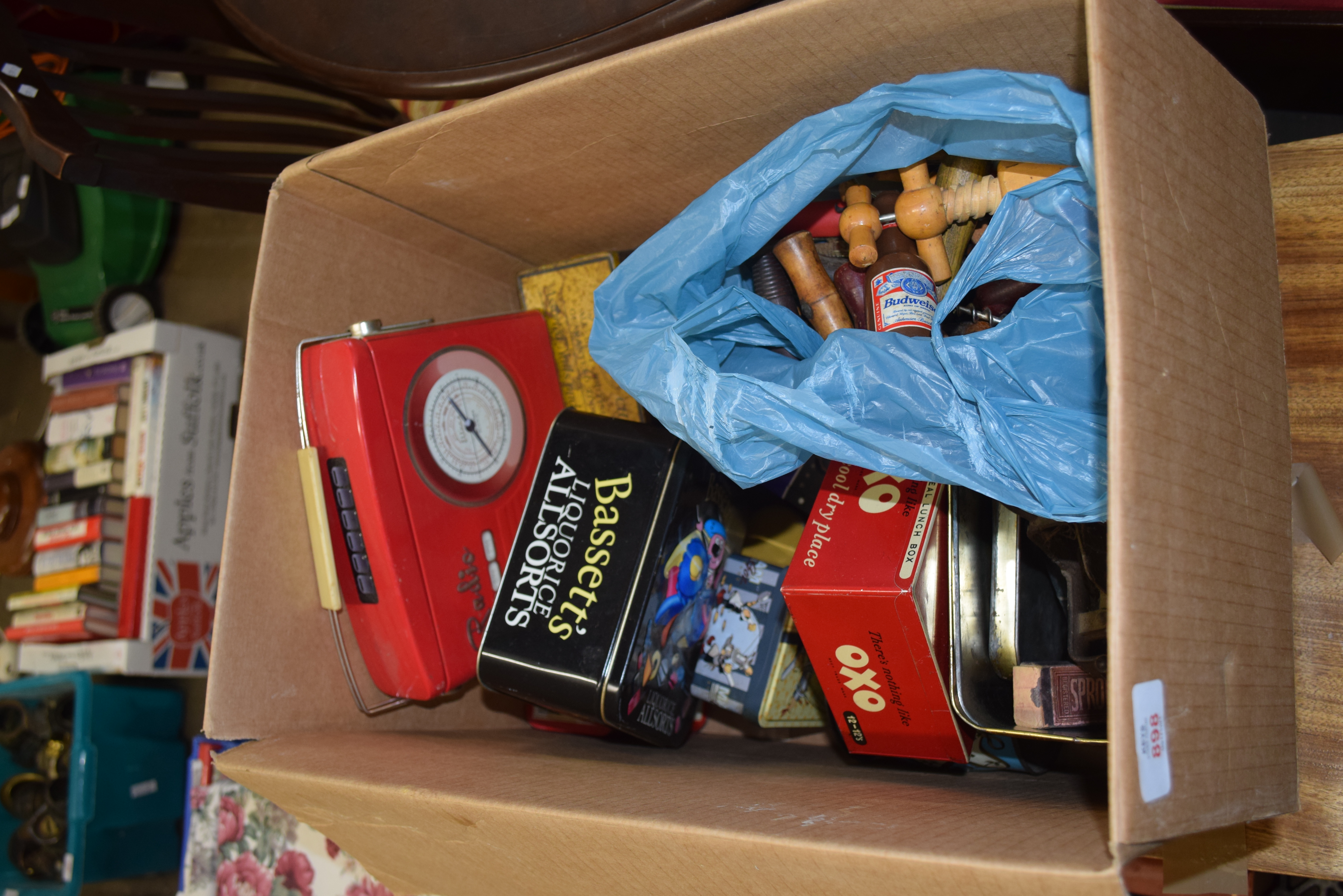 BOX OF MIXED TINS, RANGE OF CORKSCREWS, CUT THROAT RAZORS AND OTHER ITEMS