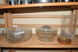 MIXED LOT COMPRISING CLEAR GLASS BOWLS AND VASES