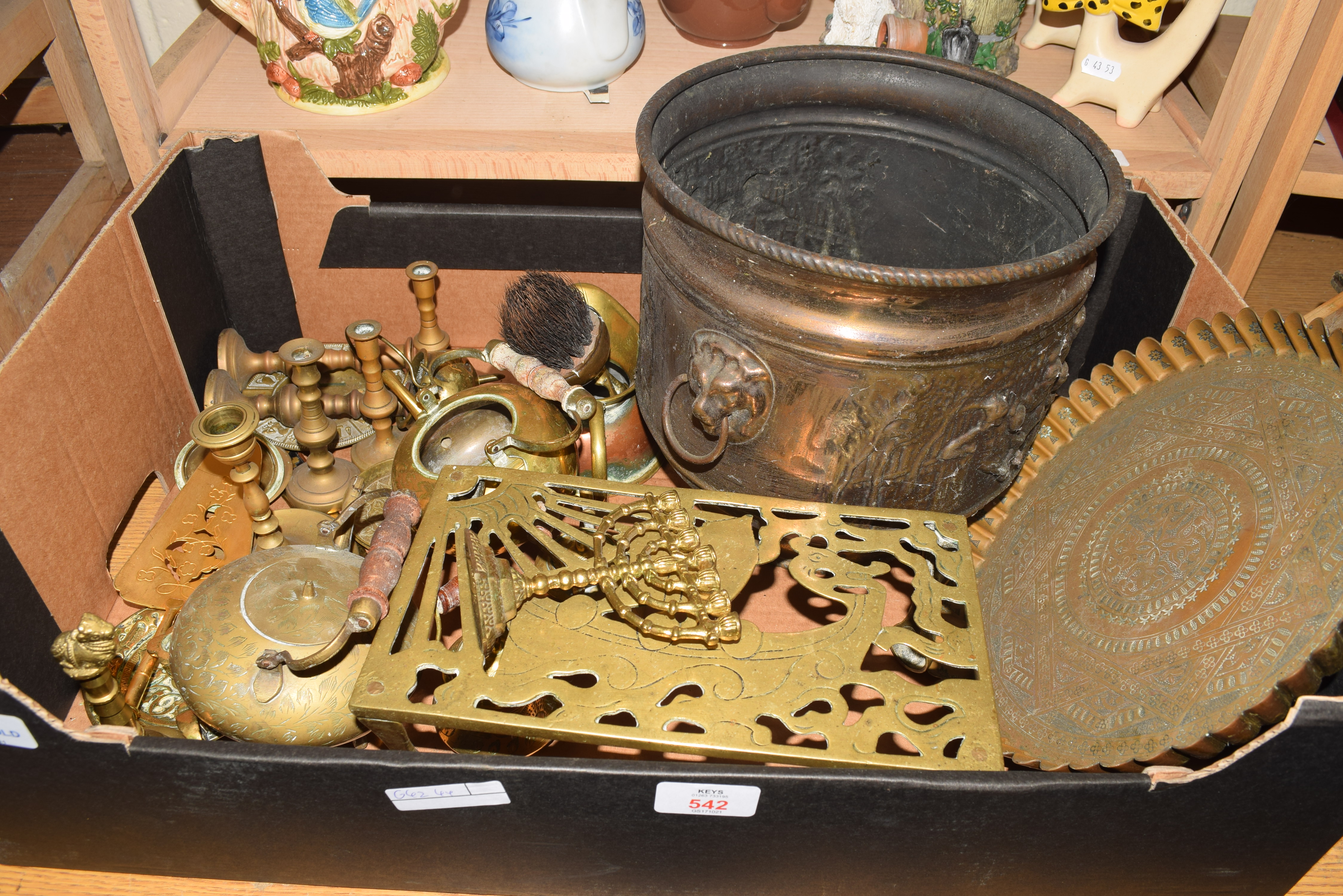 BOX OF BRASS WARES TO INCLUDE JARDINIERE, TRIVET ETC