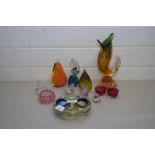 MIXED LOT OF GLASS ORNAMENTS TO INCLUDE MDINA, MDINA SEA HORSE, MURANO GLASS FISH, MODEL PEARS,