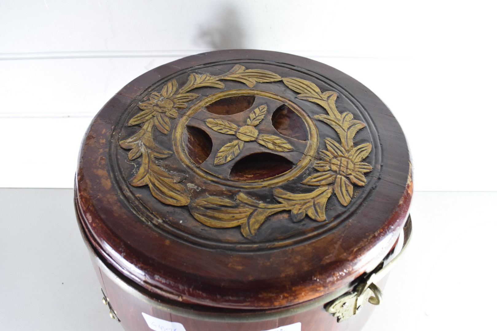 CHINESE LACQUERED COVERED WOODEN BUCKET WITH CARVED DECORATION - Image 2 of 2