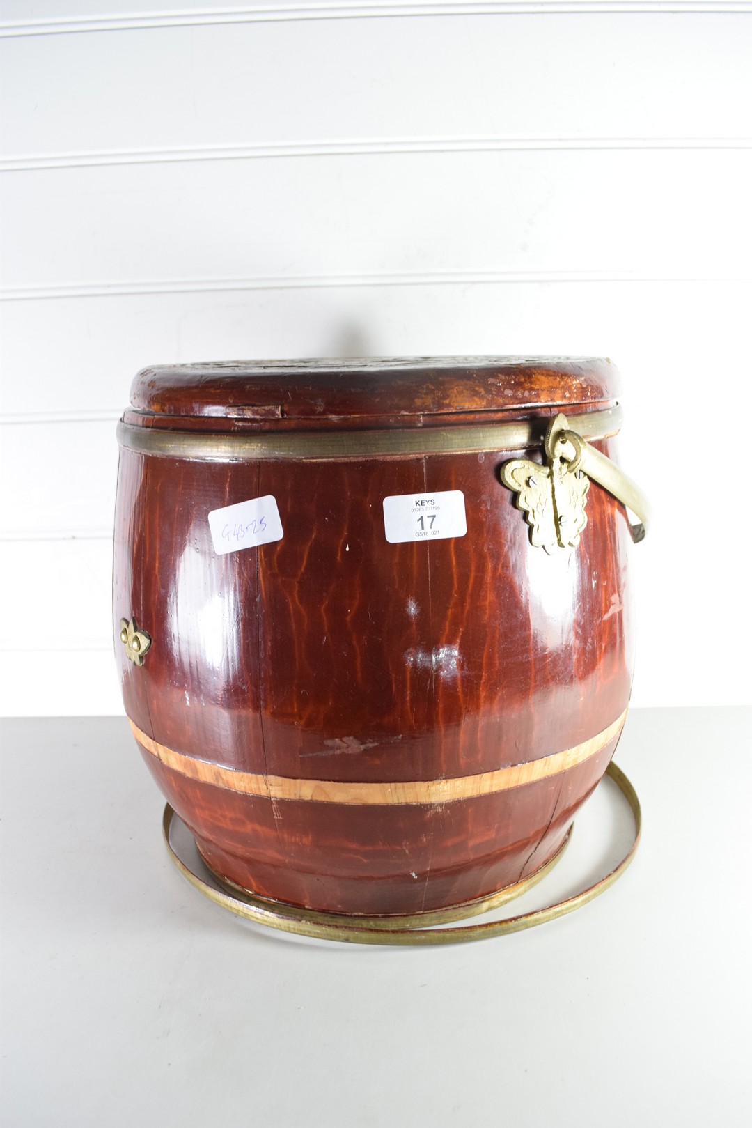 CHINESE LACQUERED COVERED WOODEN BUCKET WITH CARVED DECORATION