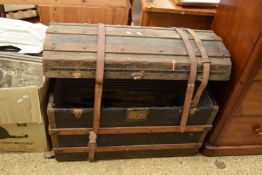 VINTAGE DOME TOP TRAVEL TRUNK CONTAINING SMALL CROQUET MALLET, 85CM WIDE