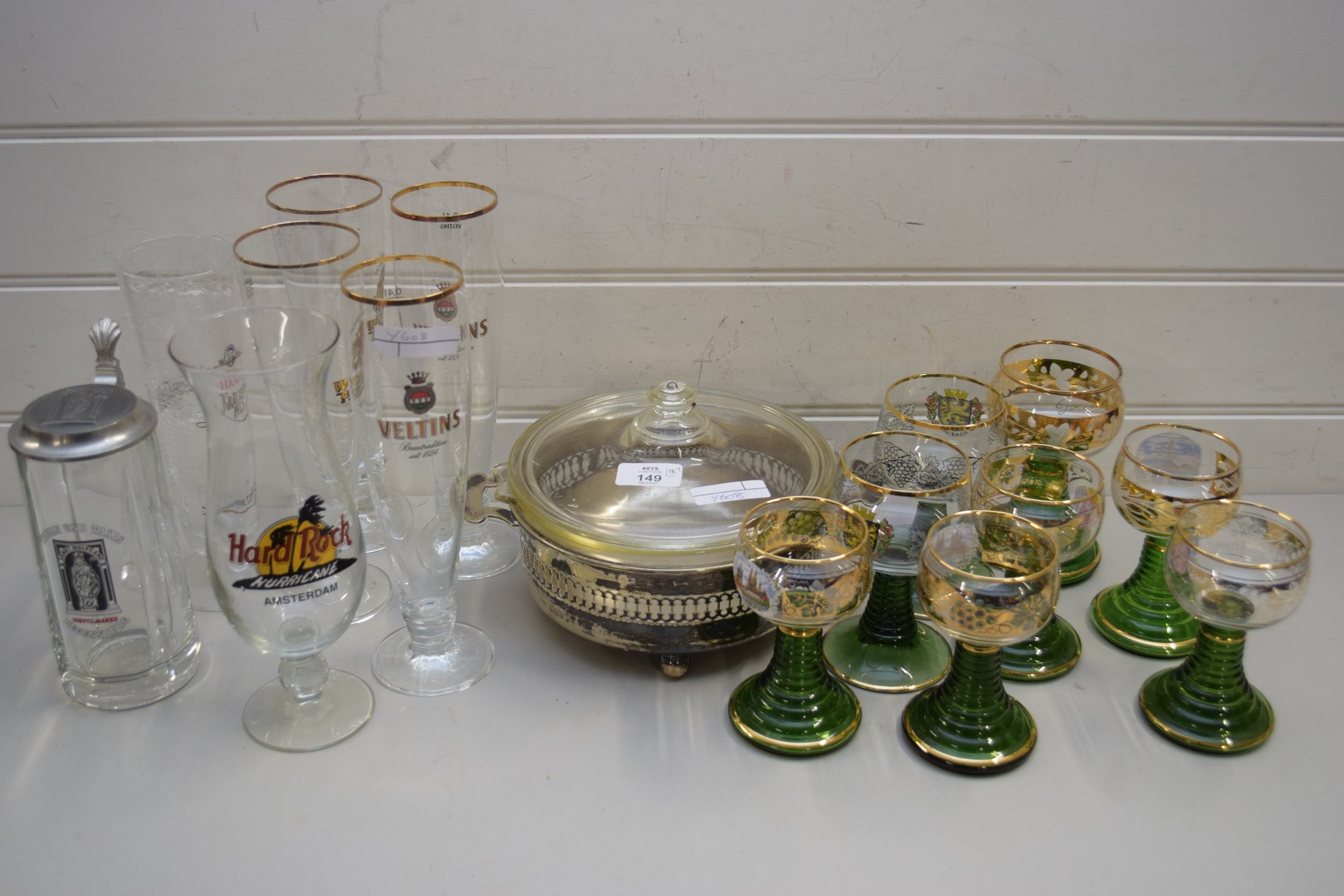 MIXED LOT COMPRISING GERMAN GREEN STEMMED HOCK GLASSES, PEWTER LIDDED TANKARD, BEER GLASSES AND A