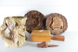 MIXED LOT OF WOODEN WARES TO INCLUDE A PAIR OF CARVED WALL PLAQUES, CRIBBAGE BOARD, PLANT STAND