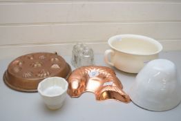 MIXED LOT COMPRISING COPPER MOULDS TO INCLUDE FISH SHAPED EXAMPLE, CERAMIC AND GLASS JELLY MOULD,