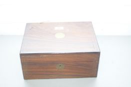 19TH CENTURY ROSEWOOD JEWELLERY BOX OF HINGED RECTANGULAR FORM WITH BRASS INLAID DETAIL