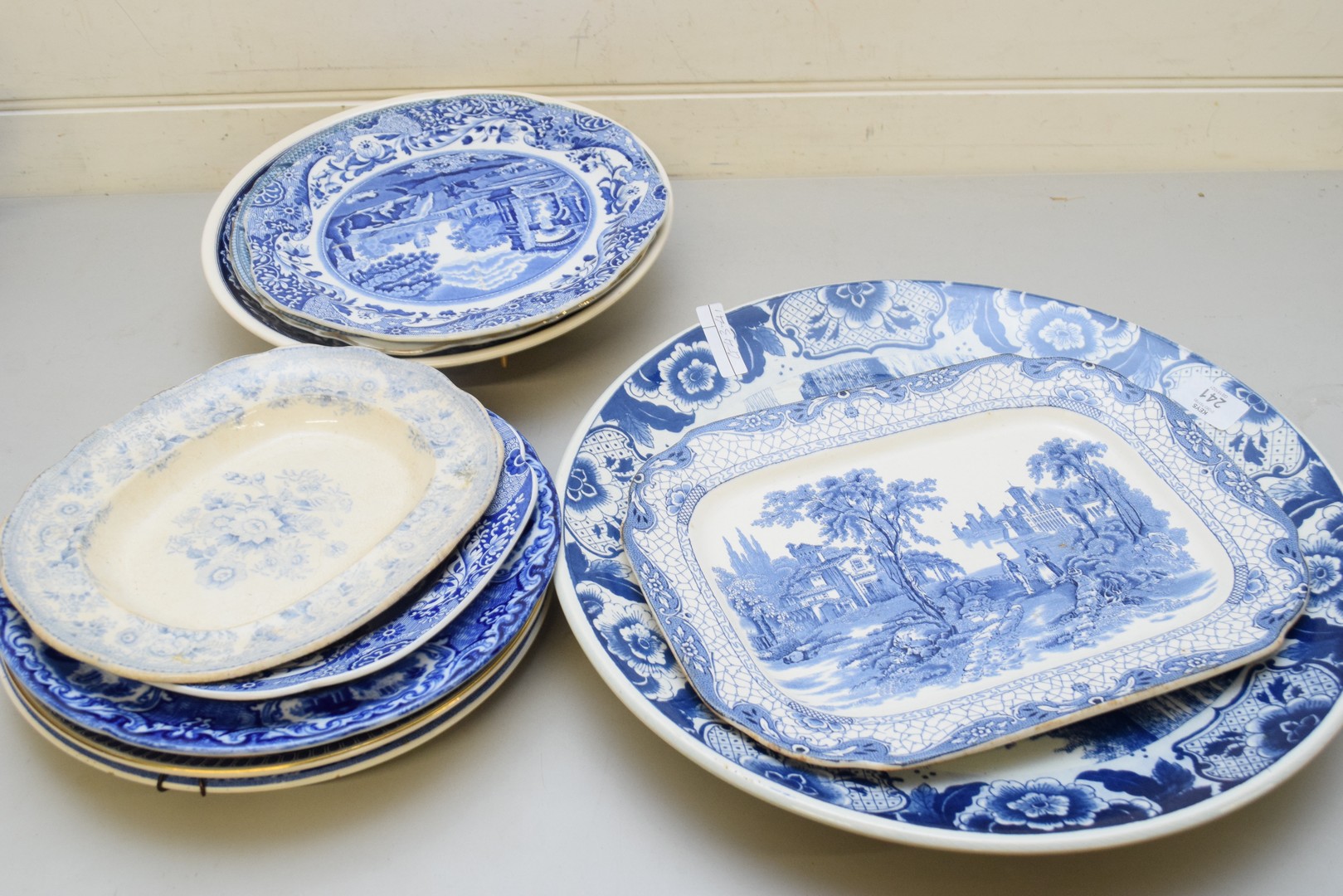 MIXED LOT VARIOUS BLUE AND WHITE PLATES TO INCLUDE SPODE, LARGE MODERN DELFT CIRCULAR CHARGER