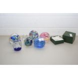 COLLECTION OF GLASS PAPERWEIGHTS TO INCLUDE LANGHAM, MURANO AND OTHERS