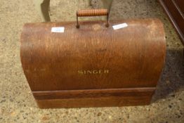 VINTAGE SINGER SEWING MACHINE IN WOODEN CABINET