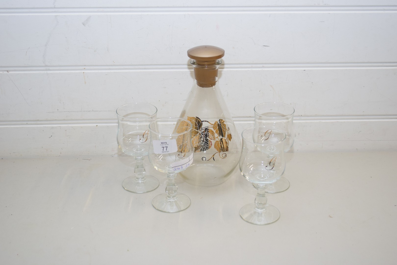GILT DECORATED CLEAR GLASS DECANTER AND FOUR ACCOMPANYING GLASSES