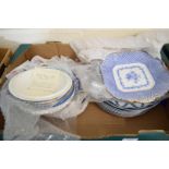 MIXED LOT OF BLUE AND WHITE TABLE WARES TO INCLUDE A PAIR OF THOMAS GOODE & CO LONDON DOUBLE HANDLED