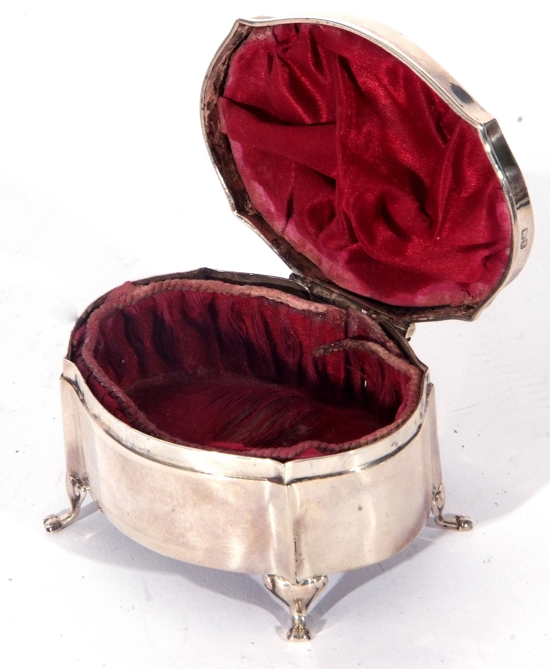 George V silver ring box of shaped oval form, the slight domed lid with central monogram between - Image 3 of 4