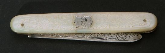 Late Victorian silver bladed and mother of pearl mounted folding fruit knife, Birmingham 1894,