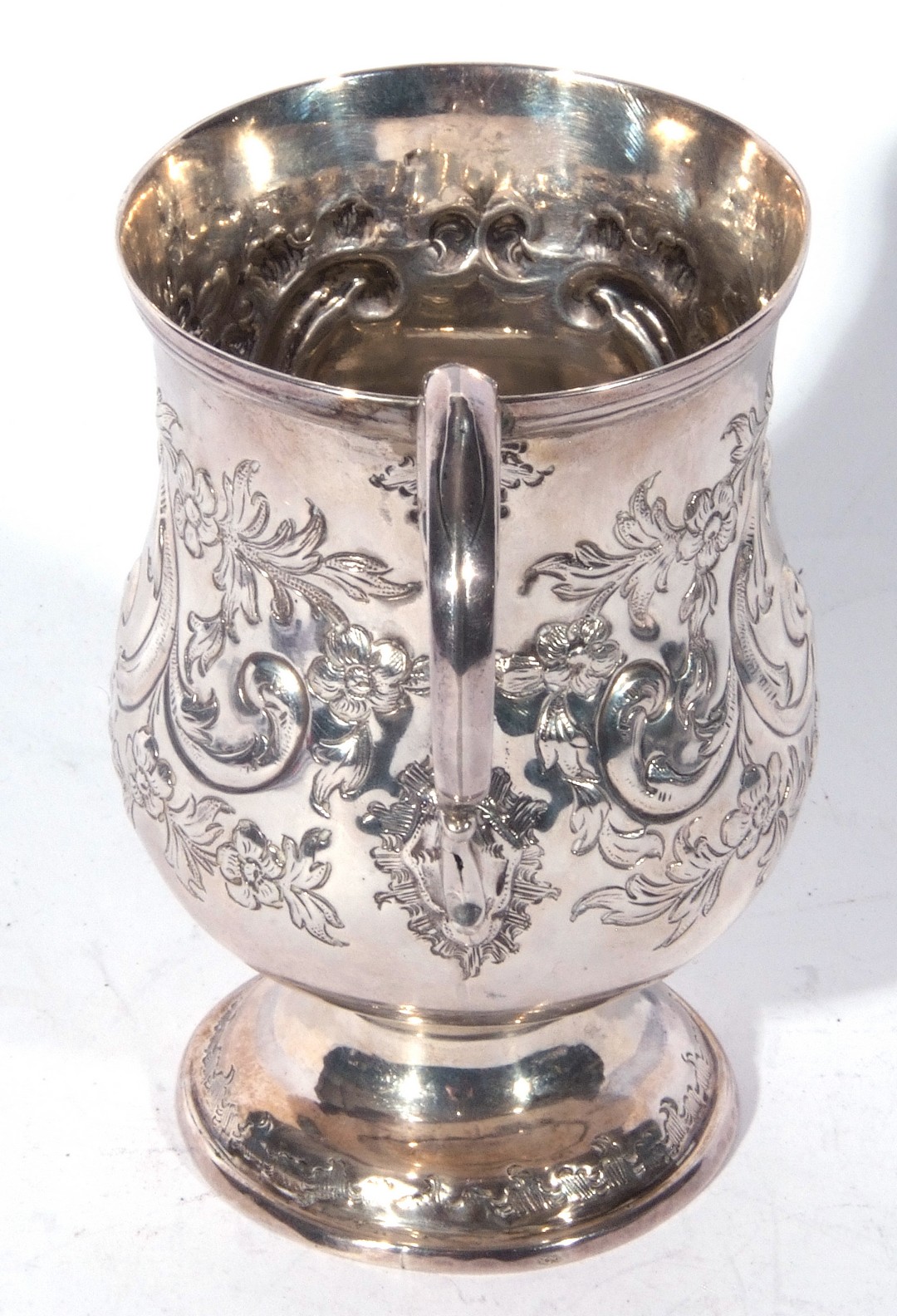 A small Victorian silver tankard with scrolled handle, baluster body decorated with sinuous floral - Image 5 of 5