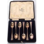 Set of six Edward VII silver coffee spoons decorated with chased floral detail, Sheffield 1902,