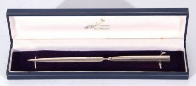Elizabeth II silver mounted paper knife of plain form, Birmingham 1994, maker M Kamin & Co Ltd, 18cm