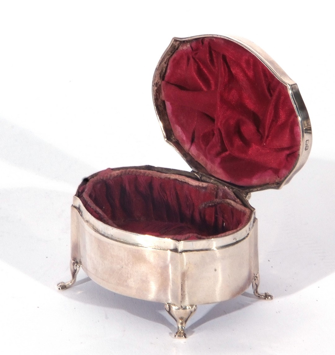 George V silver ring box of shaped oval form, the slight domed lid with central monogram between - Image 2 of 4