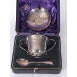 Edward VII silver double handled porringer in fitted case, the body decorated with planished detail,