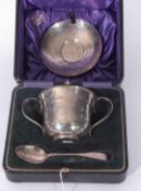 Edward VII silver double handled porringer in fitted case, the body decorated with planished detail,