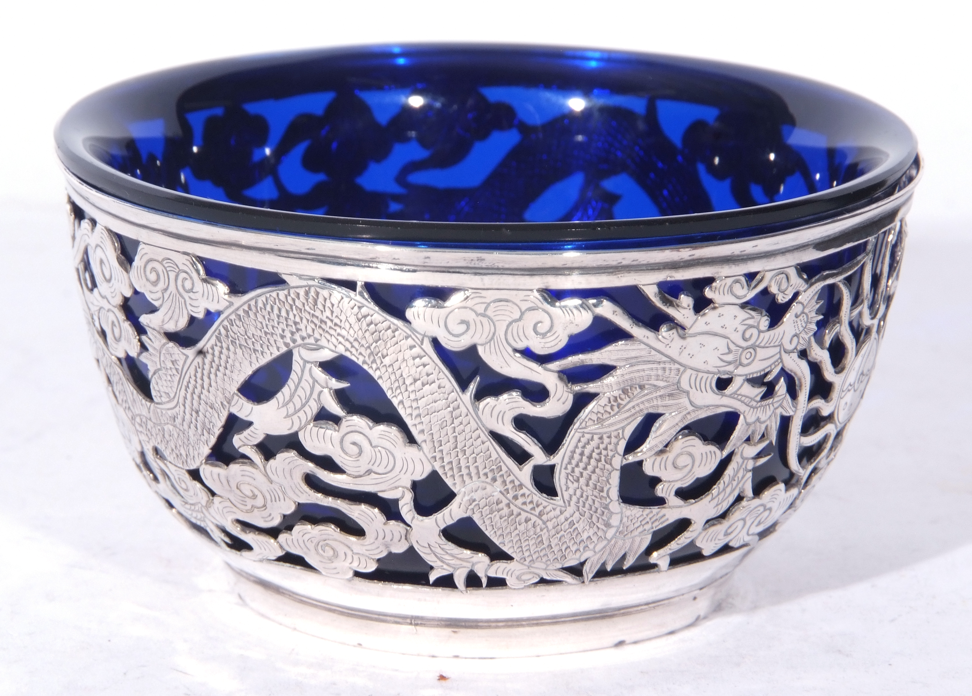 Modern Chinese 20th century white metal mounted sugar basin decorated with pierced detail of dragons - Image 2 of 5