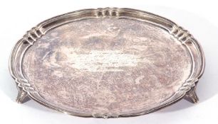 George V silver waiter tray of circular form with reeded shaped border over a plain centre with