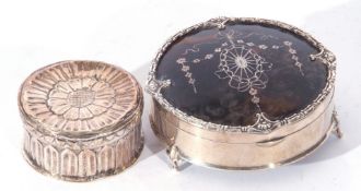 George V silver and tortoiseshell mounted dressing table box of hinged circular form, the