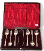 Set of six Edward VII silver tea spoons and accompanying sugar tongs set in a fabric lined case,