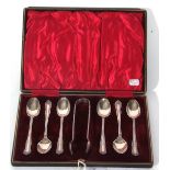 Set of six Edward VII silver tea spoons and accompanying sugar tongs set in a fabric lined case,