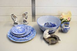 MIXED LOT OF VARIOUS BLUE AND WHITE PLATES AND DISHES TO INCLUDE SPODE, AN ASHTRAY WITH FROG
